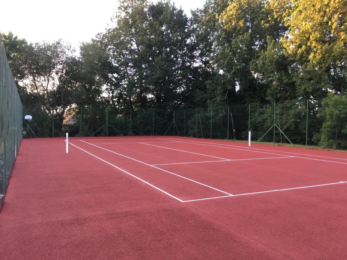 Gîte avec tennis en Baie du Mont Saint Michel à 15 minutes de la mer Les Chambres Esterno foto